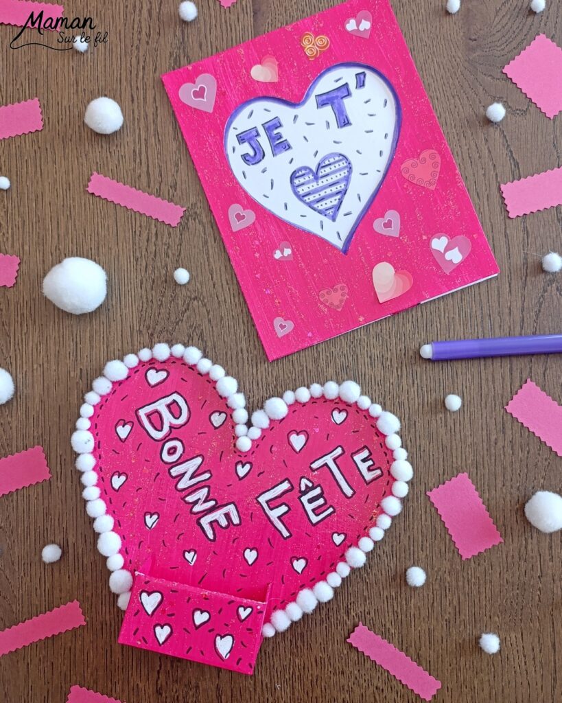 Fabriquer une carte et un support de téléphone en carton pour la fête des mères : activité créative, peinture, dessins et manuelle enfants - Matériel et supports en carton de chez Cléopâtre - Idée Cadeau à petit prix - Peinture rose, empreintes de doigts pour les coeurs, paillettes avec gel pailleté plein d'amour - Décor avec pompons blanc et message blanc et noir - Cadeau à offrir DIY Fait maison - Décoration DIY Fait maison - Arts visuels et Bricolage facile - Thème amour, amitié, Saint Valentin, fête des mères, grands-mères, pères, grands-pères - Bricolage et décoration sympa et facile - Arts visuels maternelle et élémentaire - Cycles 1 et 2 - Créativité - tutoriel photos - mslf
