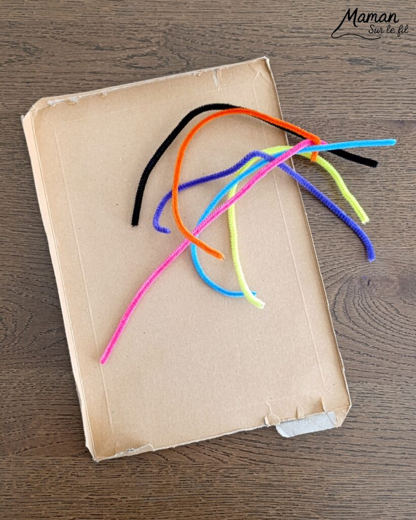 Créer une partition colorée et mignonne avec des fils chenille : activité créative, récup' et manuelle enfants - Recyclage, surcyclage de carton pour dessiner la portée musicale - Clé de sol et notes formées avec des fils chenille - Petits yeux mobiles pour le côté mignon - Graphismes pour la décoration - Décoration DIY Fait maison - Arts visuels et Bricolage facile - Thème fête de la musique, instruments de musique, été - Bricolage et décoration sympa et facile - Arts visuels maternelle et élémentaire - Cycles 1 et 2 - Créativité - tutoriel photos - mslf