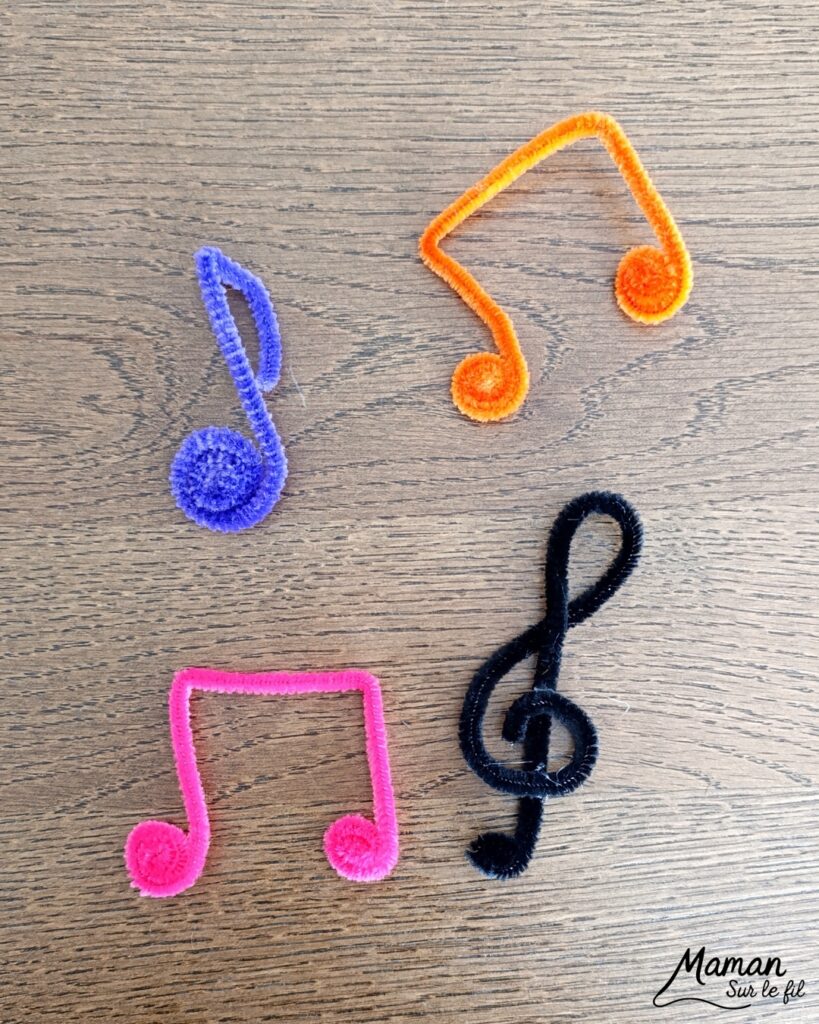 Créer une partition colorée et mignonne avec des fils chenille : activité créative, récup' et manuelle enfants - Recyclage, surcyclage de carton pour dessiner la portée musicale - Clé de sol et notes formées avec des fils chenille - Petits yeux mobiles pour le côté mignon - Graphismes pour la décoration - Décoration DIY Fait maison - Arts visuels et Bricolage facile - Thème fête de la musique, instruments de musique, été - Bricolage et décoration sympa et facile - Arts visuels maternelle et élémentaire - Cycles 1 et 2 - Créativité - tutoriel photos - mslf