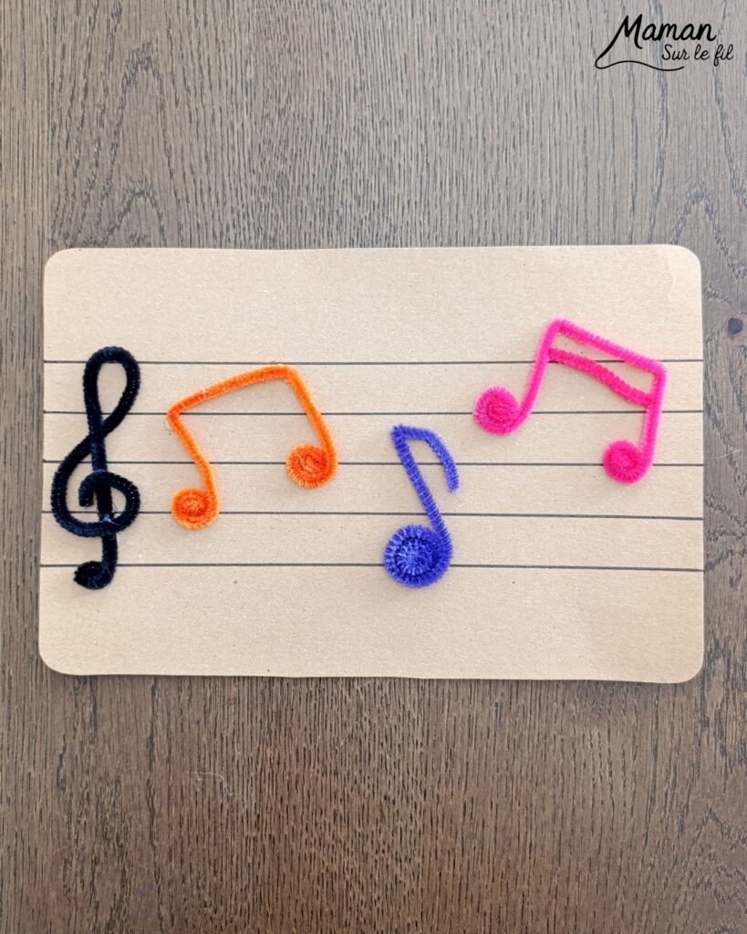 Créer une partition colorée et mignonne avec des fils chenille : activité créative, récup' et manuelle enfants - Recyclage, surcyclage de carton pour dessiner la portée musicale - Clé de sol et notes formées avec des fils chenille - Petits yeux mobiles pour le côté mignon - Graphismes pour la décoration - Décoration DIY Fait maison - Arts visuels et Bricolage facile - Thème fête de la musique, instruments de musique, été - Bricolage et décoration sympa et facile - Arts visuels maternelle et élémentaire - Cycles 1 et 2 - Créativité - tutoriel photos - mslf