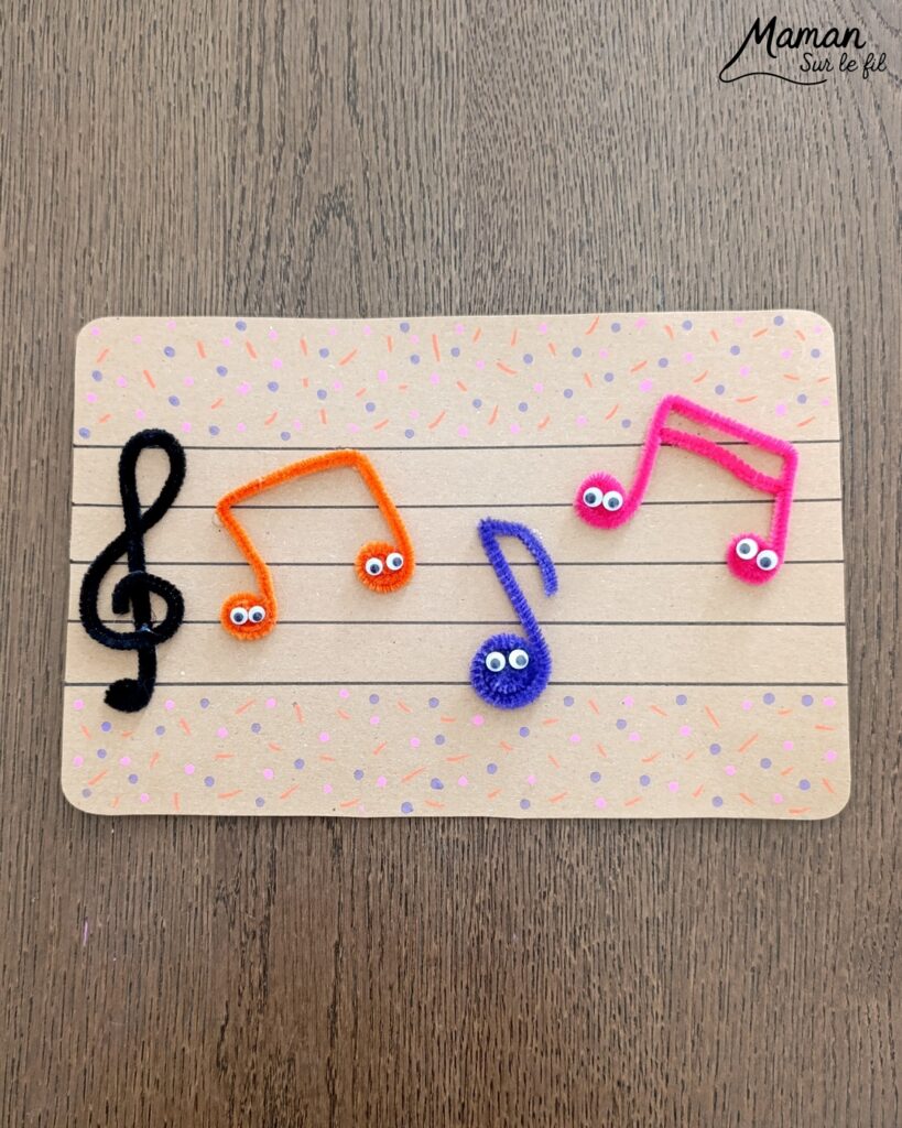 Créer une partition colorée et mignonne avec des fils chenille : activité créative, récup' et manuelle enfants - Recyclage, surcyclage de carton pour dessiner la portée musicale - Clé de sol et notes formées avec des fils chenille - Petits yeux mobiles pour le côté mignon - Graphismes pour la décoration - Décoration DIY Fait maison - Arts visuels et Bricolage facile - Thème fête de la musique, instruments de musique, été - Bricolage et décoration sympa et facile - Arts visuels maternelle et élémentaire - Cycles 1 et 2 - Créativité - tutoriel photos - mslf