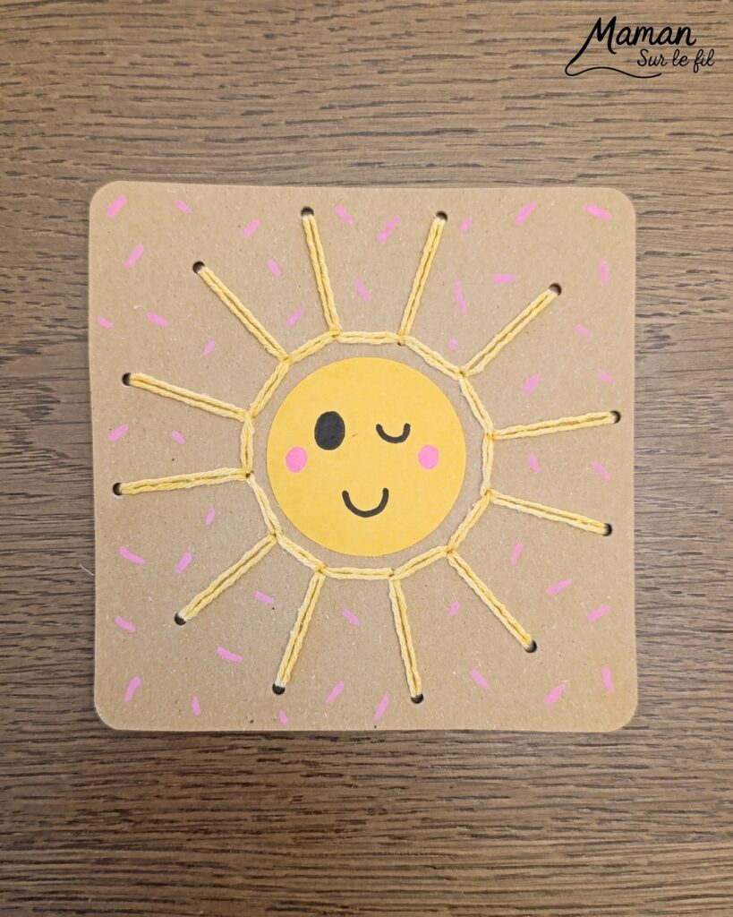 Créer un petit soleil mignon à broder : activité créative, récup' et manuelle enfants - Recyclage, surcyclage de carton - Trous, broderie avec fil ou laine - Dessin pour un visage mignon et kawai - Travail de la motricité fine et de la coordination Oeil-Main - Graphismes - Décoration DIY Fait maison - Arts visuels et Bricolage facile - Thème été, météo - Bricolage et décoration sympa et facile - Arts visuels maternelle et élémentaire - Cycles 1 et 2 - Créativité - tutoriel photos - mslf