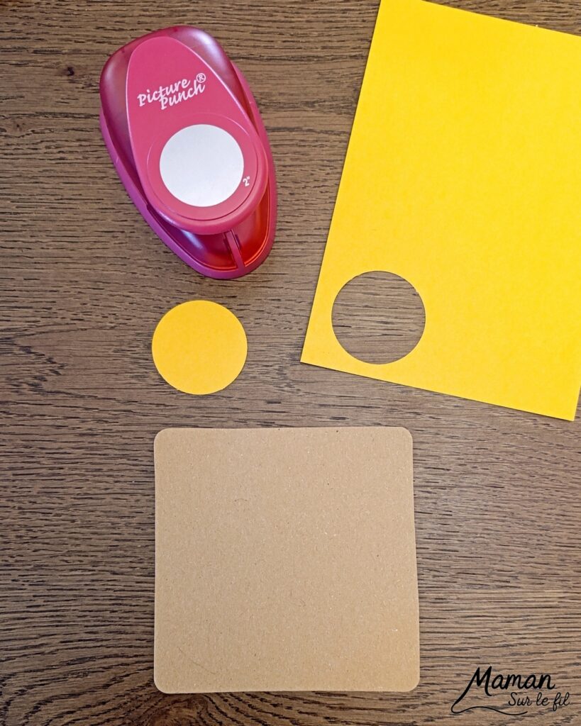 Créer un petit soleil mignon à broder : activité créative, récup' et manuelle enfants - Recyclage, surcyclage de carton - Trous, broderie avec fil ou laine - Dessin pour un visage mignon et kawai - Travail de la motricité fine et de la coordination Oeil-Main - Graphismes - Décoration DIY Fait maison - Arts visuels et Bricolage facile - Thème été, météo - Bricolage et décoration sympa et facile - Arts visuels maternelle et élémentaire - Cycles 1 et 2 - Créativité - tutoriel photos - mslf
