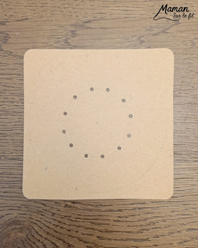 Créer un petit soleil mignon à broder : activité créative, récup' et manuelle enfants - Recyclage, surcyclage de carton - Trous, broderie avec fil ou laine - Dessin pour un visage mignon et kawai - Travail de la motricité fine et de la coordination Oeil-Main - Graphismes - Décoration DIY Fait maison - Arts visuels et Bricolage facile - Thème été, météo - Bricolage et décoration sympa et facile - Arts visuels maternelle et élémentaire - Cycles 1 et 2 - Créativité - tutoriel photos - mslf
