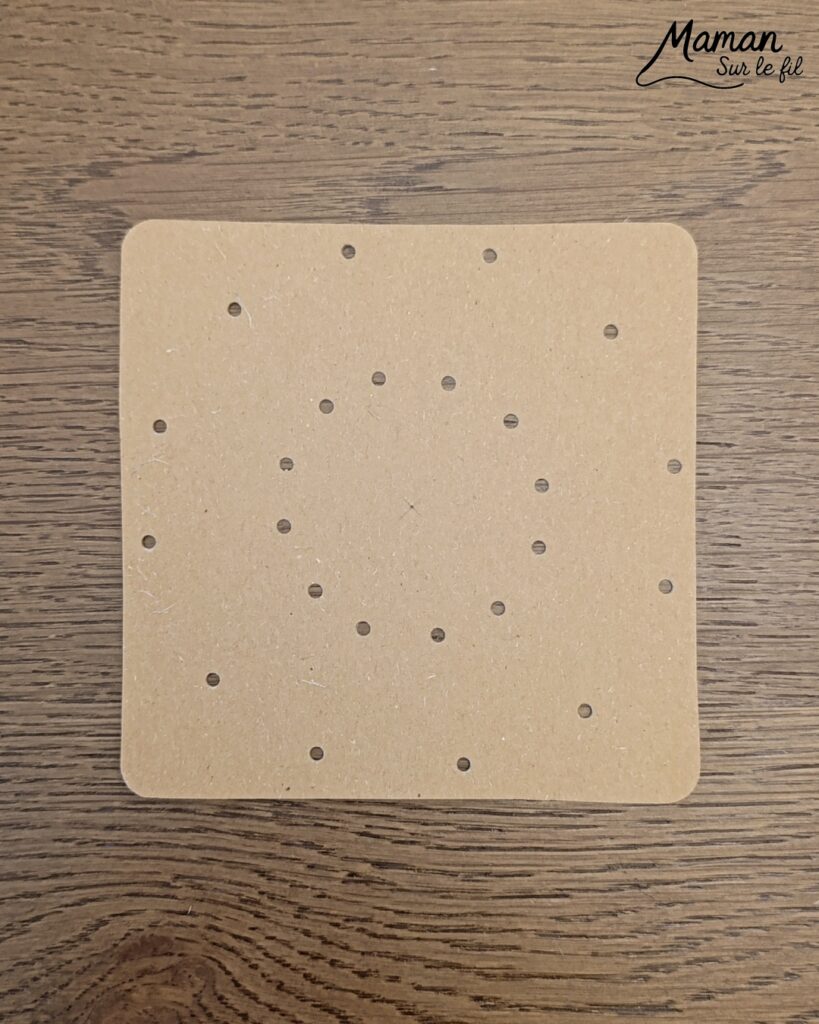 Créer un petit soleil mignon à broder : activité créative, récup' et manuelle enfants - Recyclage, surcyclage de carton - Trous, broderie avec fil ou laine - Dessin pour un visage mignon et kawai - Travail de la motricité fine et de la coordination Oeil-Main - Graphismes - Décoration DIY Fait maison - Arts visuels et Bricolage facile - Thème été, météo - Bricolage et décoration sympa et facile - Arts visuels maternelle et élémentaire - Cycles 1 et 2 - Créativité - tutoriel photos - mslf