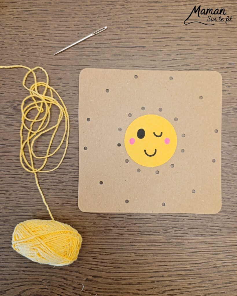 Créer un petit soleil mignon à broder : activité créative, récup' et manuelle enfants - Recyclage, surcyclage de carton - Trous, broderie avec fil ou laine - Dessin pour un visage mignon et kawai - Travail de la motricité fine et de la coordination Oeil-Main - Graphismes - Décoration DIY Fait maison - Arts visuels et Bricolage facile - Thème été, météo - Bricolage et décoration sympa et facile - Arts visuels maternelle et élémentaire - Cycles 1 et 2 - Créativité - tutoriel photos - mslf