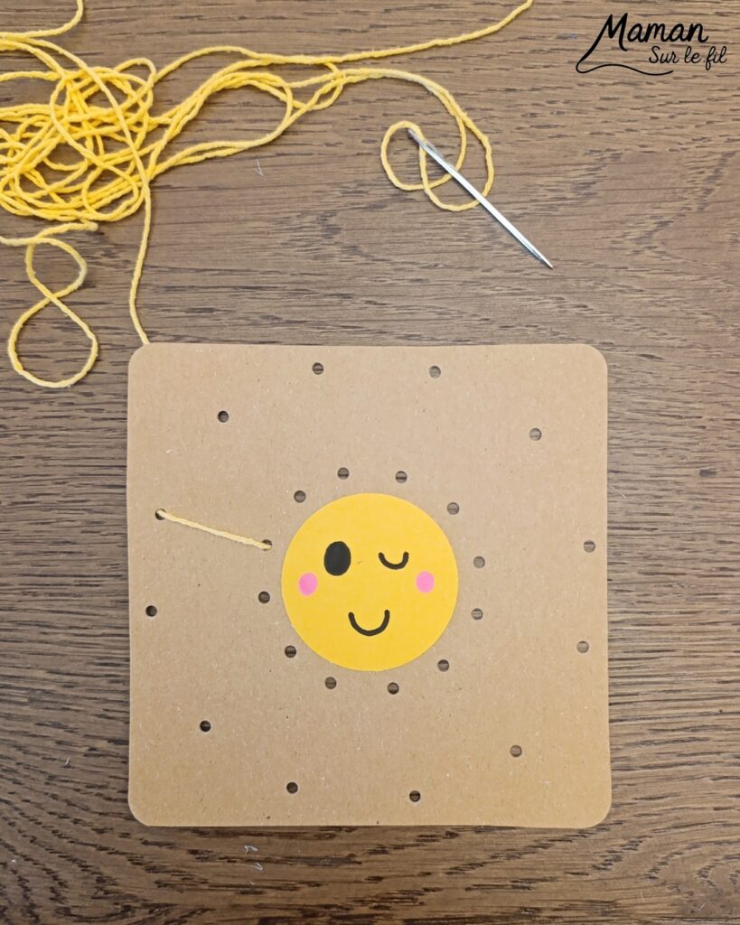 Créer un petit soleil mignon à broder : activité créative, récup' et manuelle enfants - Recyclage, surcyclage de carton - Trous, broderie avec fil ou laine - Dessin pour un visage mignon et kawai - Travail de la motricité fine et de la coordination Oeil-Main - Graphismes - Décoration DIY Fait maison - Arts visuels et Bricolage facile - Thème été, météo - Bricolage et décoration sympa et facile - Arts visuels maternelle et élémentaire - Cycles 1 et 2 - Créativité - tutoriel photos - mslf