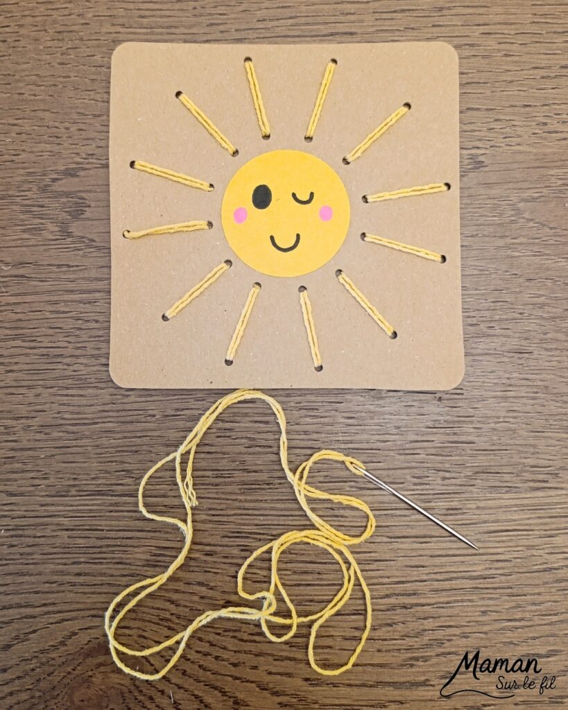 Créer un petit soleil mignon à broder : activité créative, récup' et manuelle enfants - Recyclage, surcyclage de carton - Trous, broderie avec fil ou laine - Dessin pour un visage mignon et kawai - Travail de la motricité fine et de la coordination Oeil-Main - Graphismes - Décoration DIY Fait maison - Arts visuels et Bricolage facile - Thème été, météo - Bricolage et décoration sympa et facile - Arts visuels maternelle et élémentaire - Cycles 1 et 2 - Créativité - tutoriel photos - mslf