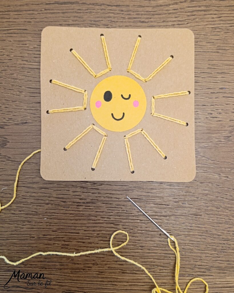Créer un petit soleil mignon à broder : activité créative, récup' et manuelle enfants - Recyclage, surcyclage de carton - Trous, broderie avec fil ou laine - Dessin pour un visage mignon et kawai - Travail de la motricité fine et de la coordination Oeil-Main - Graphismes - Décoration DIY Fait maison - Arts visuels et Bricolage facile - Thème été, météo - Bricolage et décoration sympa et facile - Arts visuels maternelle et élémentaire - Cycles 1 et 2 - Créativité - tutoriel photos - mslf
