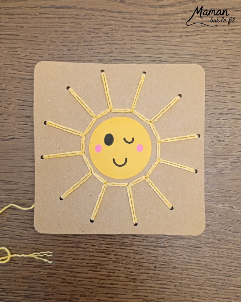 Créer un petit soleil mignon à broder : activité créative, récup' et manuelle enfants - Recyclage, surcyclage de carton - Trous, broderie avec fil ou laine - Dessin pour un visage mignon et kawai - Travail de la motricité fine et de la coordination Oeil-Main - Graphismes - Décoration DIY Fait maison - Arts visuels et Bricolage facile - Thème été, météo - Bricolage et décoration sympa et facile - Arts visuels maternelle et élémentaire - Cycles 1 et 2 - Créativité - tutoriel photos - mslf