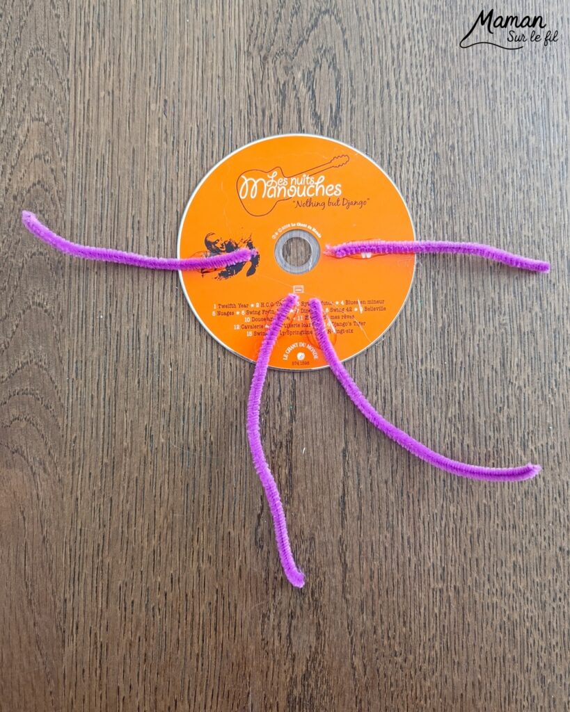 Fabriquer des bonhommes rigolos avec des vieux CD : activité créative, récup' et manuelle enfants - Recyclage, surcyclage d'anciens compact disc (CD) abîmés - Yeux mobiles, fils chenille colorés pour les bras et les jambes - Chaussures et mains imprimées et découpées -Drôles de visages et de positions - Décoration DIY Fait maison - Arts visuels et Bricolage facile - Thème fête de la musique, instruments de musique, été - Bricolage et décoration sympa et facile - Arts visuels maternelle et élémentaire - Cycles 1 et 2 - Créativité - tutoriel photos et vidéo - mslf