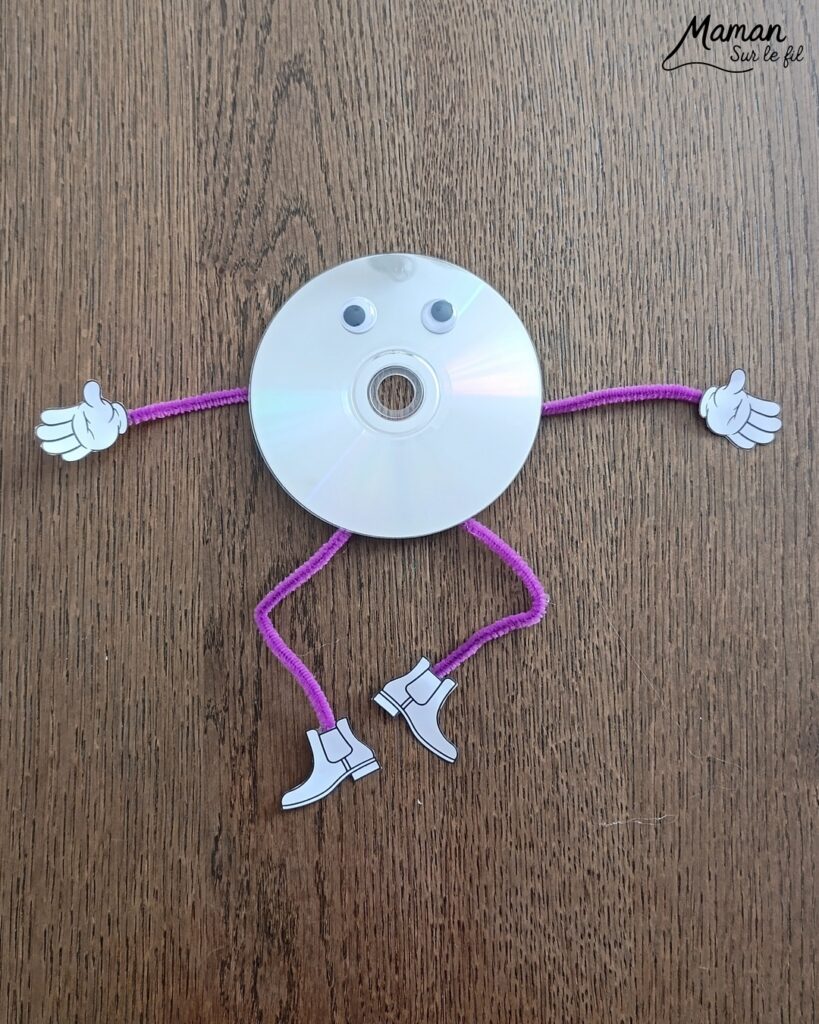 Fabriquer des bonhommes rigolos avec des vieux CD : activité créative, récup' et manuelle enfants - Recyclage, surcyclage d'anciens compact disc (CD) abîmés - Yeux mobiles, fils chenille colorés pour les bras et les jambes - Chaussures et mains imprimées et découpées -Drôles de visages et de positions - Décoration DIY Fait maison - Arts visuels et Bricolage facile - Thème fête de la musique, instruments de musique, été - Bricolage et décoration sympa et facile - Arts visuels maternelle et élémentaire - Cycles 1 et 2 - Créativité - tutoriel photos et vidéo - mslf