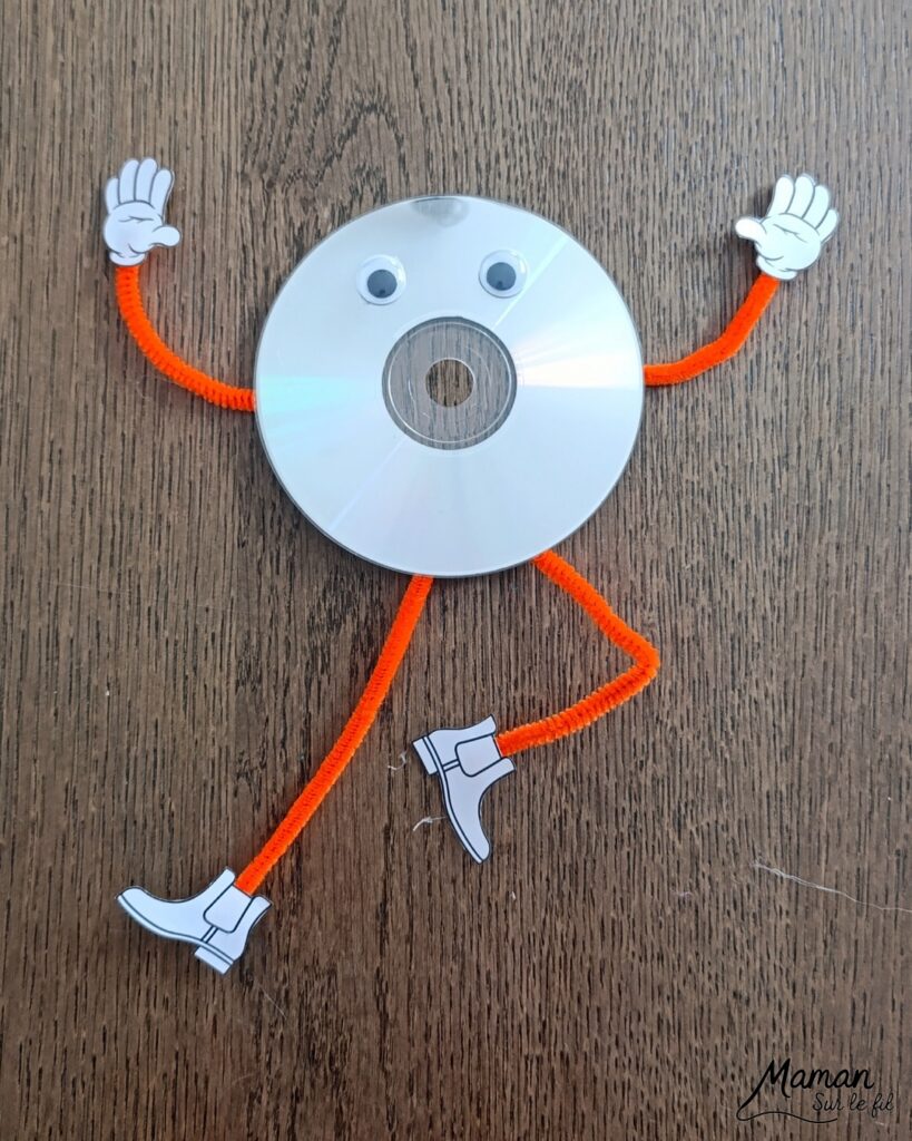 Fabriquer des bonhommes rigolos avec des vieux CD : activité créative, récup' et manuelle enfants - Recyclage, surcyclage d'anciens compact disc (CD) abîmés - Yeux mobiles, fils chenille colorés pour les bras et les jambes - Chaussures et mains imprimées et découpées -Drôles de visages et de positions - Décoration DIY Fait maison - Arts visuels et Bricolage facile - Thème fête de la musique, instruments de musique, été - Bricolage et décoration sympa et facile - Arts visuels maternelle et élémentaire - Cycles 1 et 2 - Créativité - tutoriel photos et vidéo - mslf
