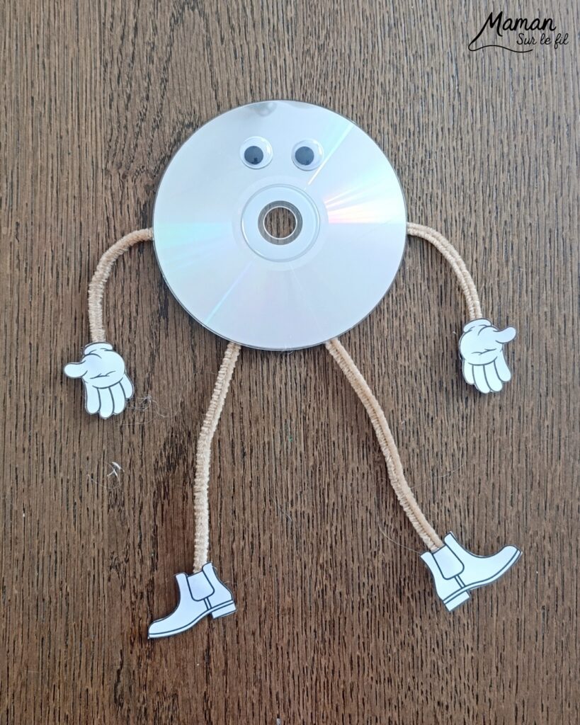 Fabriquer des bonhommes rigolos avec des vieux CD : activité créative, récup' et manuelle enfants - Recyclage, surcyclage d'anciens compact disc (CD) abîmés - Yeux mobiles, fils chenille colorés pour les bras et les jambes - Chaussures et mains imprimées et découpées -Drôles de visages et de positions - Décoration DIY Fait maison - Arts visuels et Bricolage facile - Thème fête de la musique, instruments de musique, été - Bricolage et décoration sympa et facile - Arts visuels maternelle et élémentaire - Cycles 1 et 2 - Créativité - tutoriel photos et vidéo - mslf