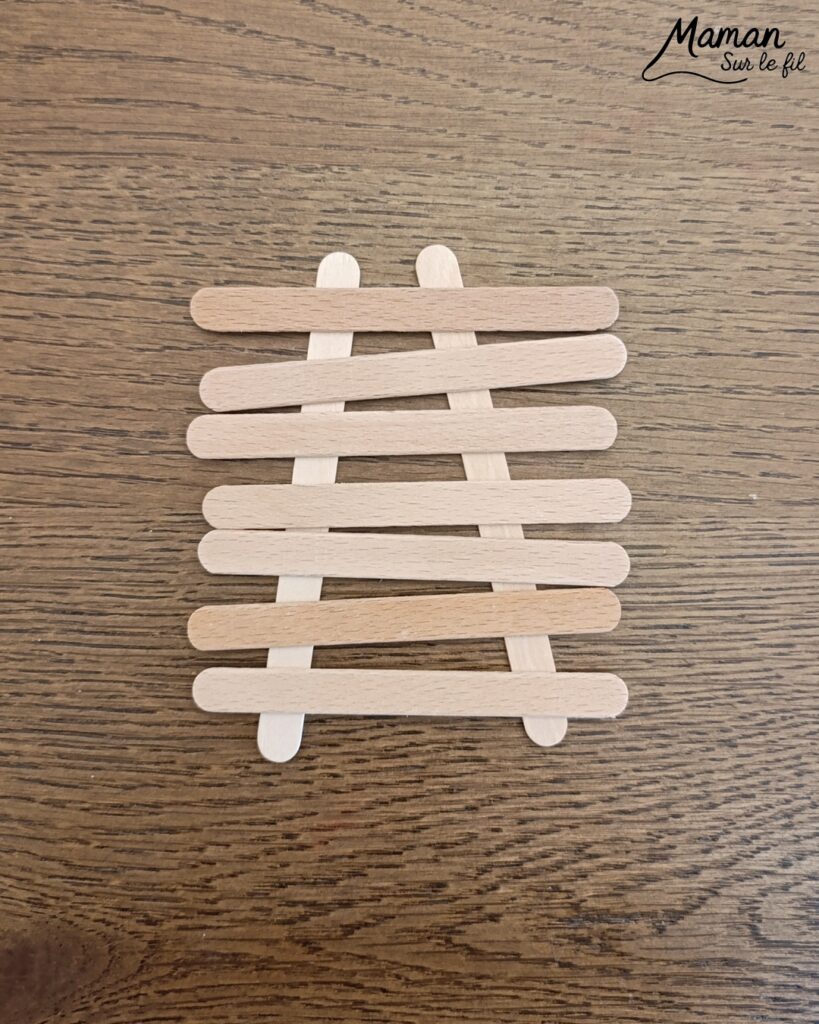 Fabriquer des instruments de musique avec des bâtonnets de glace en bois : activité créative, récup', peinture et manuelle enfants - Recyclage, surcyclage de bâtonnets de glace en bois - Gouache en stick aux couleurs de l'arc-en-ciel pour le xylophone - Pompons pour les baguettes - Noir et blanc pour le clavier de piano - Décoration DIY Fait maison - Arts visuels et Bricolage facile - Thème fête de la musique, instruments de musique, été - Bricolage et décoration sympa et facile - Arts visuels maternelle et élémentaire - Cycles 1 et 2 - Créativité - tutoriel photos - mslf