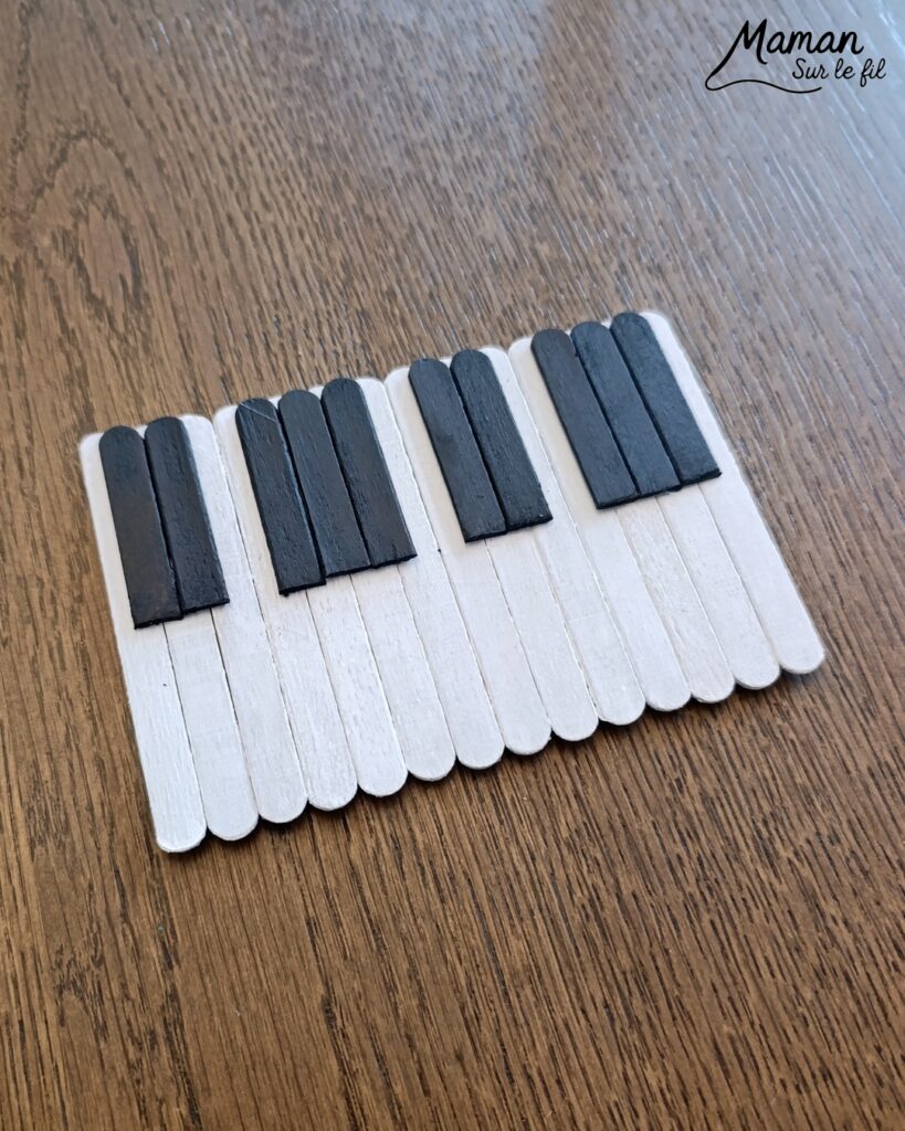 Fabriquer des instruments de musique avec des bâtonnets de glace en bois : activité créative, récup', peinture et manuelle enfants - Recyclage, surcyclage de bâtonnets de glace en bois - Gouache en stick aux couleurs de l'arc-en-ciel pour le xylophone - Pompons pour les baguettes - Noir et blanc pour le clavier de piano - Décoration DIY Fait maison - Arts visuels et Bricolage facile - Thème fête de la musique, instruments de musique, été - Bricolage et décoration sympa et facile - Arts visuels maternelle et élémentaire - Cycles 1 et 2 - Créativité - tutoriel photos - mslf