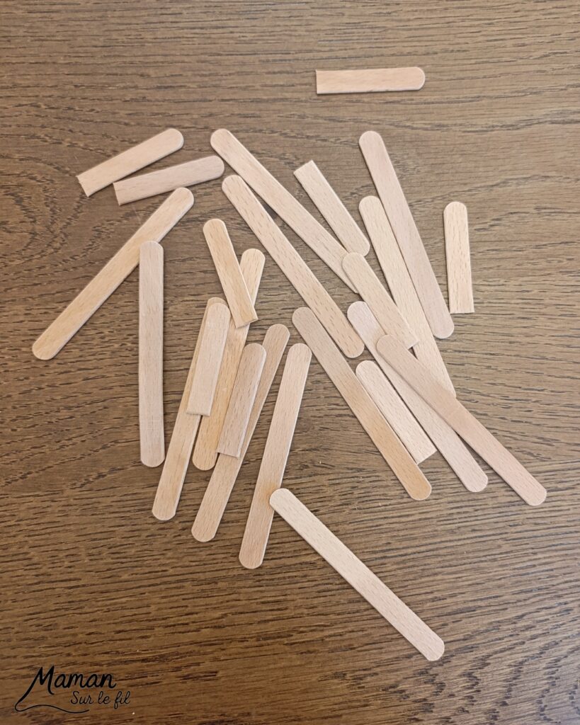 Fabriquer des instruments de musique avec des bâtonnets de glace en bois : activité créative, récup', peinture et manuelle enfants - Recyclage, surcyclage de bâtonnets de glace en bois - Gouache en stick aux couleurs de l'arc-en-ciel pour le xylophone - Pompons pour les baguettes - Noir et blanc pour le clavier de piano - Décoration DIY Fait maison - Arts visuels et Bricolage facile - Thème fête de la musique, instruments de musique, été - Bricolage et décoration sympa et facile - Arts visuels maternelle et élémentaire - Cycles 1 et 2 - Créativité - tutoriel photos - mslf