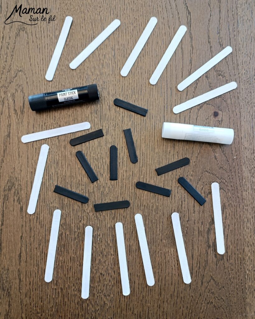 Fabriquer des instruments de musique avec des bâtonnets de glace en bois : activité créative, récup', peinture et manuelle enfants - Recyclage, surcyclage de bâtonnets de glace en bois - Gouache en stick aux couleurs de l'arc-en-ciel pour le xylophone - Pompons pour les baguettes - Noir et blanc pour le clavier de piano - Décoration DIY Fait maison - Arts visuels et Bricolage facile - Thème fête de la musique, instruments de musique, été - Bricolage et décoration sympa et facile - Arts visuels maternelle et élémentaire - Cycles 1 et 2 - Créativité - tutoriel photos - mslf