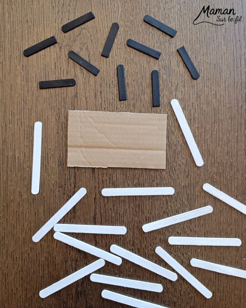 Fabriquer des instruments de musique avec des bâtonnets de glace en bois : activité créative, récup', peinture et manuelle enfants - Recyclage, surcyclage de bâtonnets de glace en bois - Gouache en stick aux couleurs de l'arc-en-ciel pour le xylophone - Pompons pour les baguettes - Noir et blanc pour le clavier de piano - Décoration DIY Fait maison - Arts visuels et Bricolage facile - Thème fête de la musique, instruments de musique, été - Bricolage et décoration sympa et facile - Arts visuels maternelle et élémentaire - Cycles 1 et 2 - Créativité - tutoriel photos - mslf