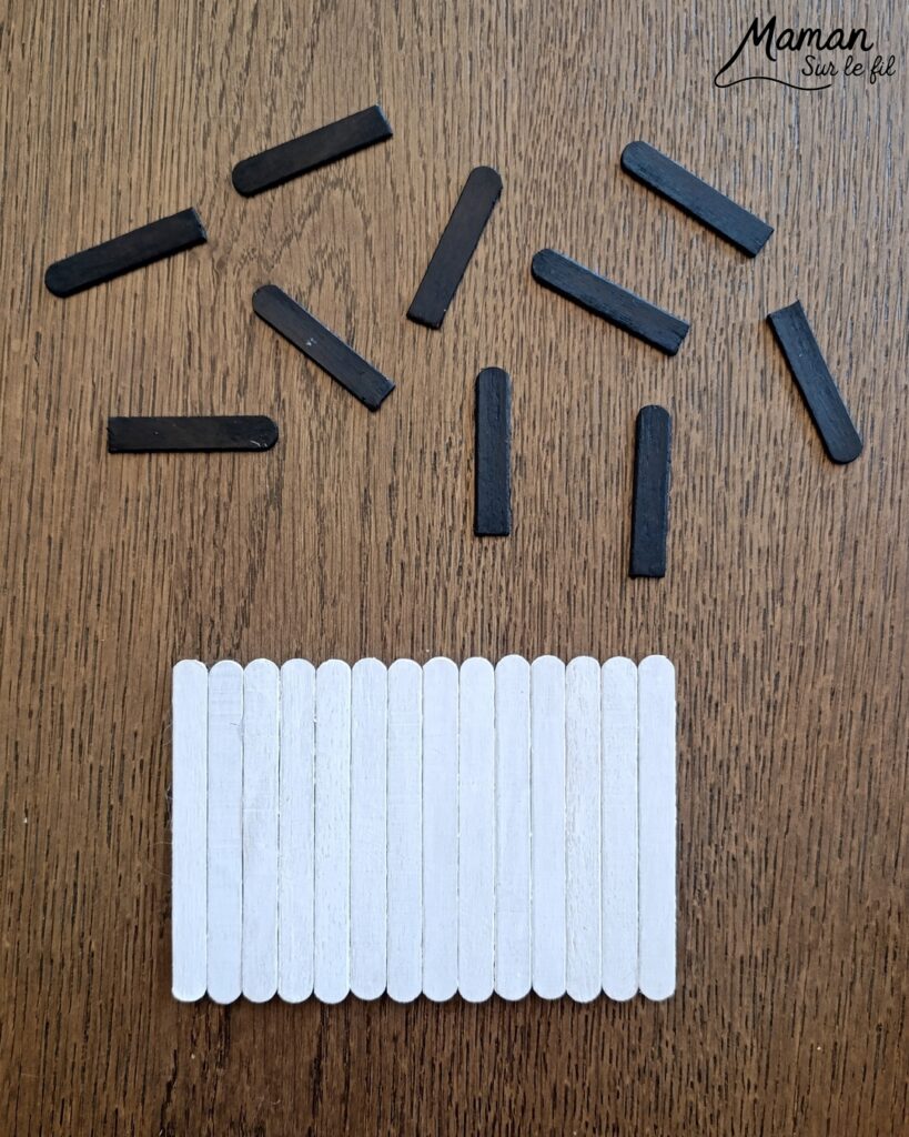 Fabriquer des instruments de musique avec des bâtonnets de glace en bois : activité créative, récup', peinture et manuelle enfants - Recyclage, surcyclage de bâtonnets de glace en bois - Gouache en stick aux couleurs de l'arc-en-ciel pour le xylophone - Pompons pour les baguettes - Noir et blanc pour le clavier de piano - Décoration DIY Fait maison - Arts visuels et Bricolage facile - Thème fête de la musique, instruments de musique, été - Bricolage et décoration sympa et facile - Arts visuels maternelle et élémentaire - Cycles 1 et 2 - Créativité - tutoriel photos - mslf