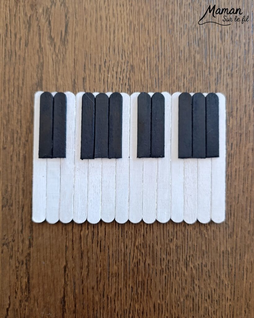 Fabriquer des instruments de musique avec des bâtonnets de glace en bois : activité créative, récup', peinture et manuelle enfants - Recyclage, surcyclage de bâtonnets de glace en bois - Gouache en stick aux couleurs de l'arc-en-ciel pour le xylophone - Pompons pour les baguettes - Noir et blanc pour le clavier de piano - Décoration DIY Fait maison - Arts visuels et Bricolage facile - Thème fête de la musique, instruments de musique, été - Bricolage et décoration sympa et facile - Arts visuels maternelle et élémentaire - Cycles 1 et 2 - Créativité - tutoriel photos - mslf