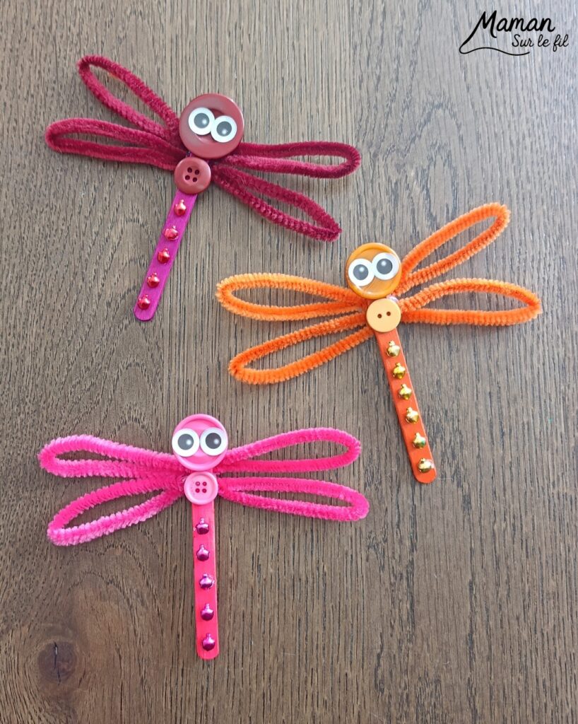 Fabriquer de jolies libellules avec fils chenille et récup' + présentation des nouveaux magazines Salamandre : activité créative, peinture et manuelle et lecture enfants - Les libellules sont fabriquées avec des fils chenille, des bâtonnets de glace en bois, des boutons, des gommettes Yeux et des mini grelots pour le côté musical - Recyclage, surcylage, sensoriel - Avis sur les nouveaux magazines Petite Salamandre sur les libellules, Salamandre Junior sur les moustiques, et Revue Salamandre sur les tiques - Magazines parfaits pour 4 à 99 ans, enfants et adultes, amoureux de la nature et des animaux - Maternelle, Primaire et collège - 3 versions pour tout âge - Complet et qualitatif - Reportages, belles photos, BD, jeux, activités manuelles... - Bricolage et décoration DIY et facile - Bricolage Fait maison, décoration - Thème Animaux et nature, insectes et petites bêtes, fête de la musique, printemps, été - Bricolage sympa et facile - Code promo pour un numéro gratuit - Arts visuels Maternelle et cycle 2 - Maternelle et élémentaire - Créativité et lecture jeunesse - Cycle 1 ou 2 - tutoriel photos - mslf