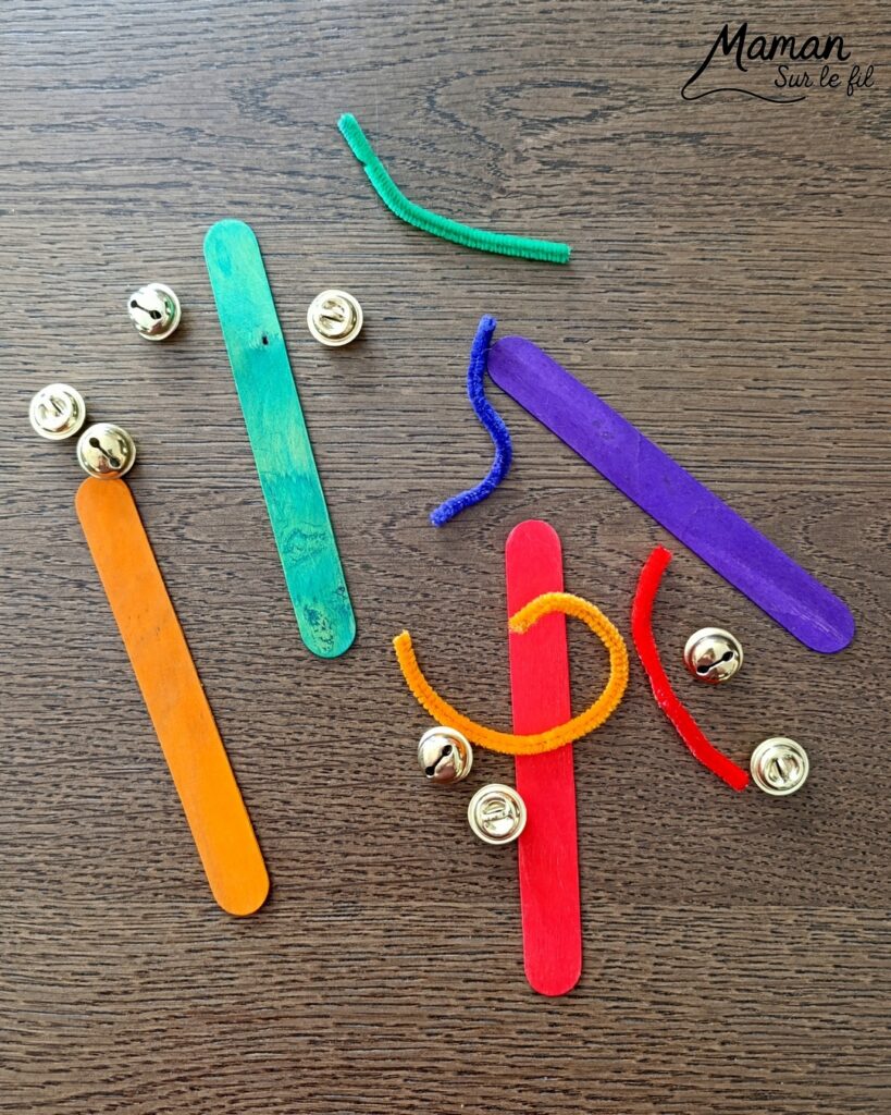 Fabriquer des maracas DIY à grelots : activité créative, récup' et manuelle enfants - Recyclage, surcyclage de bâtonnets de glace en bois - Gros bâtonnets colorés, fils chenille et grelots - Bricolage rapide et facile - Décoration DIY Fait maison - Arts visuels et Bricolage facile - Thème fête de la musique, instruments de musique fait maison, été - Bricolage et décoration sympa et facile - Arts visuels maternelle et élémentaire - Cycles 1 et 2 - Créativité - tutoriel photos et vidéos - mslf
