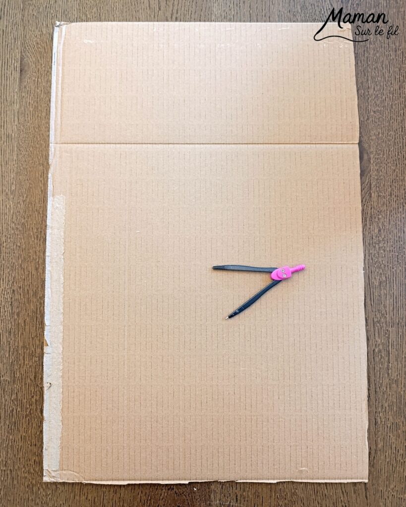 Fabriquer un soleil en récup' façon Attrape-soleil : activité créative, récup' et manuelle enfants - Recyclage, surcyclage de carton - Découpage, collage de papier pour les rayons - Papier autocollant pour couverture de livre pour le centre - Découpage et collage de petits carrés de papier crépon - Transparence - Décoration DIY Fait maison - Arts visuels et Bricolage facile - Thème été, météo - Bricolage et décoration sympa et facile - Arts visuels maternelle et élémentaire - Cycles 1 et 2 - Créativité - tutoriel photos et vidéo - mslf