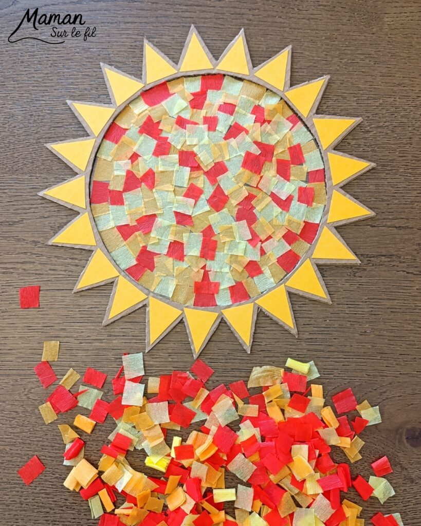 Fabriquer un soleil en récup' façon Attrape-soleil : activité créative, récup' et manuelle enfants - Recyclage, surcyclage de carton - Découpage, collage de papier pour les rayons - Papier autocollant pour couverture de livre pour le centre - Découpage et collage de petits carrés de papier crépon - Transparence - Décoration DIY Fait maison - Arts visuels et Bricolage facile - Thème été, météo - Bricolage et décoration sympa et facile - Arts visuels maternelle et élémentaire - Cycles 1 et 2 - Créativité - tutoriel photos et vidéo - mslf