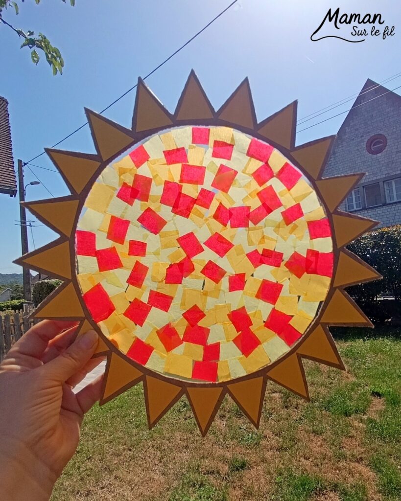 Fabriquer un soleil en récup' façon Attrape-soleil : activité créative, récup' et manuelle enfants - Recyclage, surcyclage de carton - Découpage, collage de papier pour les rayons - Papier autocollant pour couverture de livre pour le centre - Découpage et collage de petits carrés de papier crépon - Transparence - Décoration DIY Fait maison - Arts visuels et Bricolage facile - Thème été, météo - Bricolage et décoration sympa et facile - Arts visuels maternelle et élémentaire - Cycles 1 et 2 - Créativité - tutoriel photos et vidéo - mslf