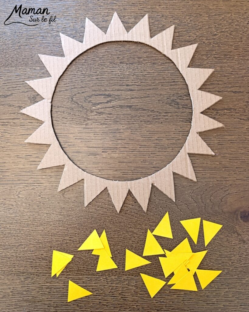 Fabriquer un soleil en récup' façon Attrape-soleil : activité créative, récup' et manuelle enfants - Recyclage, surcyclage de carton - Découpage, collage de papier pour les rayons - Papier autocollant pour couverture de livre pour le centre - Découpage et collage de petits carrés de papier crépon - Transparence - Décoration DIY Fait maison - Arts visuels et Bricolage facile - Thème été, météo - Bricolage et décoration sympa et facile - Arts visuels maternelle et élémentaire - Cycles 1 et 2 - Créativité - tutoriel photos et vidéo - mslf