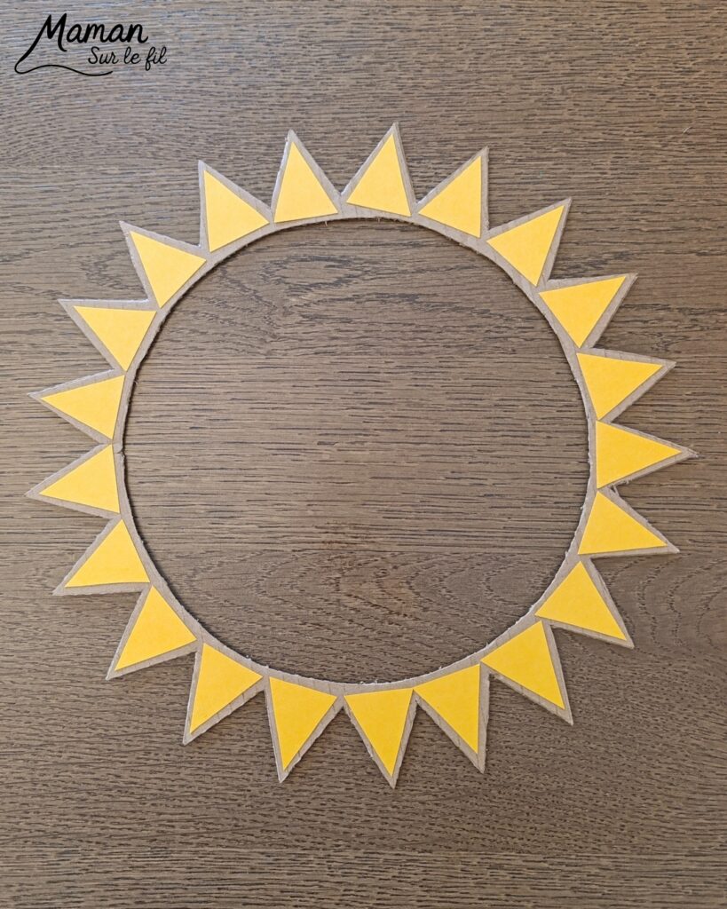 Fabriquer un soleil en récup' façon Attrape-soleil : activité créative, récup' et manuelle enfants - Recyclage, surcyclage de carton - Découpage, collage de papier pour les rayons - Papier autocollant pour couverture de livre pour le centre - Découpage et collage de petits carrés de papier crépon - Transparence - Décoration DIY Fait maison - Arts visuels et Bricolage facile - Thème été, météo - Bricolage et décoration sympa et facile - Arts visuels maternelle et élémentaire - Cycles 1 et 2 - Créativité - tutoriel photos et vidéo - mslf