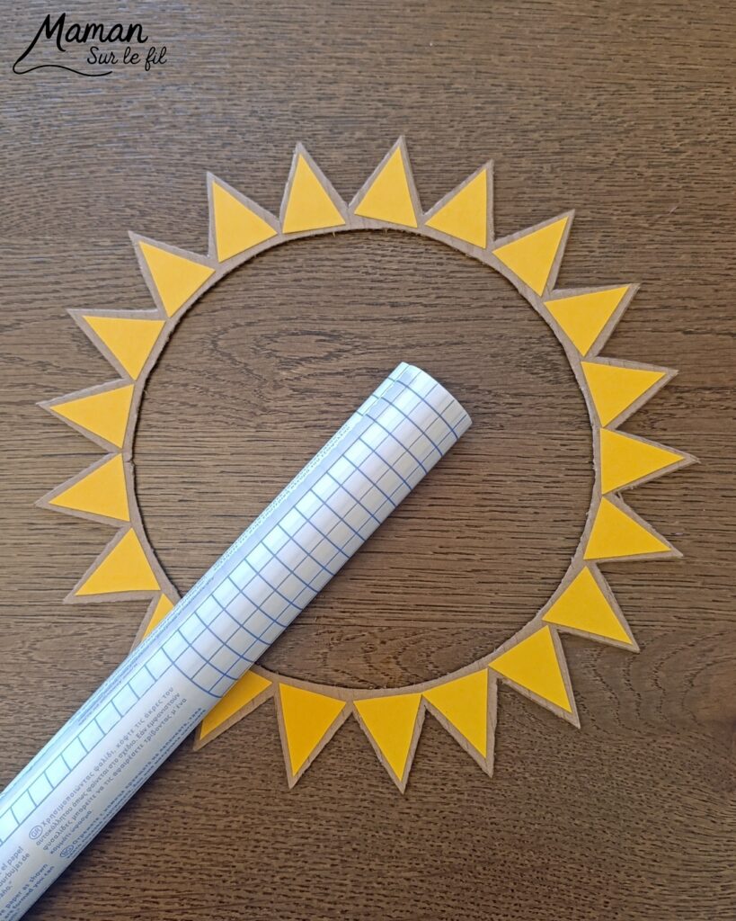 Fabriquer un soleil en récup' façon Attrape-soleil : activité créative, récup' et manuelle enfants - Recyclage, surcyclage de carton - Découpage, collage de papier pour les rayons - Papier autocollant pour couverture de livre pour le centre - Découpage et collage de petits carrés de papier crépon - Transparence - Décoration DIY Fait maison - Arts visuels et Bricolage facile - Thème été, météo - Bricolage et décoration sympa et facile - Arts visuels maternelle et élémentaire - Cycles 1 et 2 - Créativité - tutoriel photos et vidéo - mslf