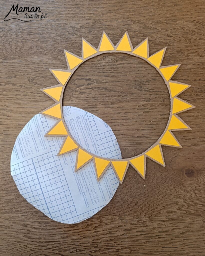Fabriquer un soleil en récup' façon Attrape-soleil : activité créative, récup' et manuelle enfants - Recyclage, surcyclage de carton - Découpage, collage de papier pour les rayons - Papier autocollant pour couverture de livre pour le centre - Découpage et collage de petits carrés de papier crépon - Transparence - Décoration DIY Fait maison - Arts visuels et Bricolage facile - Thème été, météo - Bricolage et décoration sympa et facile - Arts visuels maternelle et élémentaire - Cycles 1 et 2 - Créativité - tutoriel photos et vidéo - mslf