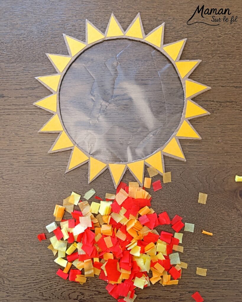 Fabriquer un soleil en récup' façon Attrape-soleil : activité créative, récup' et manuelle enfants - Recyclage, surcyclage de carton - Découpage, collage de papier pour les rayons - Papier autocollant pour couverture de livre pour le centre - Découpage et collage de petits carrés de papier crépon - Transparence - Décoration DIY Fait maison - Arts visuels et Bricolage facile - Thème été, météo - Bricolage et décoration sympa et facile - Arts visuels maternelle et élémentaire - Cycles 1 et 2 - Créativité - tutoriel photos et vidéo - mslf