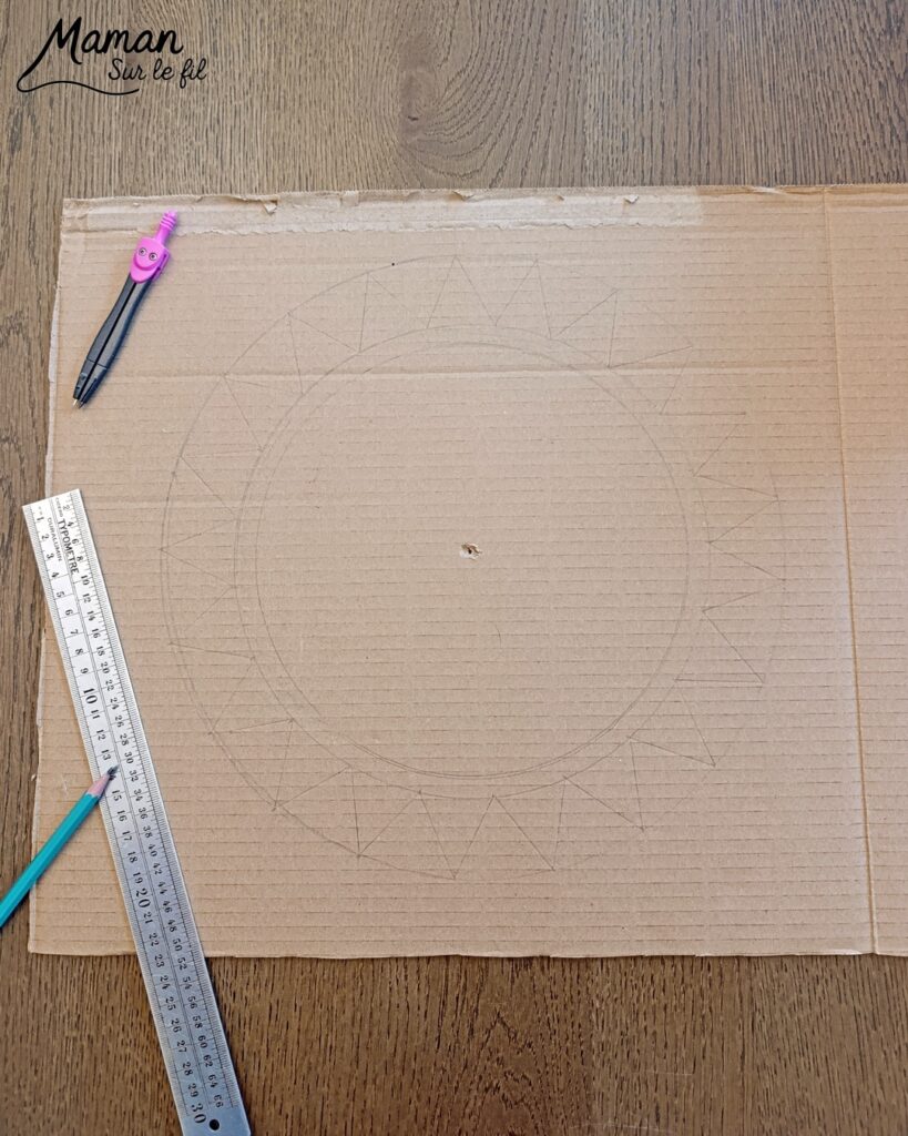 Fabriquer un soleil en récup' façon Attrape-soleil : activité créative, récup' et manuelle enfants - Recyclage, surcyclage de carton - Découpage, collage de papier pour les rayons - Papier autocollant pour couverture de livre pour le centre - Découpage et collage de petits carrés de papier crépon - Transparence - Décoration DIY Fait maison - Arts visuels et Bricolage facile - Thème été, météo - Bricolage et décoration sympa et facile - Arts visuels maternelle et élémentaire - Cycles 1 et 2 - Créativité - tutoriel photos et vidéo - mslf