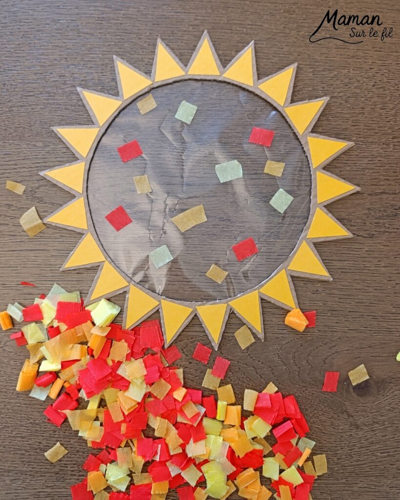 Fabriquer un soleil en récup' façon Attrape-soleil : activité créative, récup' et manuelle enfants - Recyclage, surcyclage de carton - Découpage, collage de papier pour les rayons - Papier autocollant pour couverture de livre pour le centre - Découpage et collage de petits carrés de papier crépon - Transparence - Décoration DIY Fait maison - Arts visuels et Bricolage facile - Thème été, météo - Bricolage et décoration sympa et facile - Arts visuels maternelle et élémentaire - Cycles 1 et 2 - Créativité - tutoriel photos et vidéo - mslf