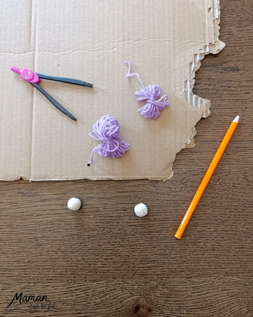 Fabriquer un petit tambourin avec du carton et des perles : activité créative, récup', peinture et manuelle enfants - Recyclage, surcyclage de carton - Cercles en carton , peinture et marqueurs Peinture pour la décoration - Crayon de couleur pour la poignée - Laine et perles en bois pour les percussions - Décoration DIY Fait maison - Arts visuels et Bricolage facile - Thème fête de la musique, instruments de musique, été - Bricolage et décoration sympa et facile - Arts visuels maternelle et élémentaire - Cycles 1 et 2 - Créativité - tutoriel photos et vidéos - mslf