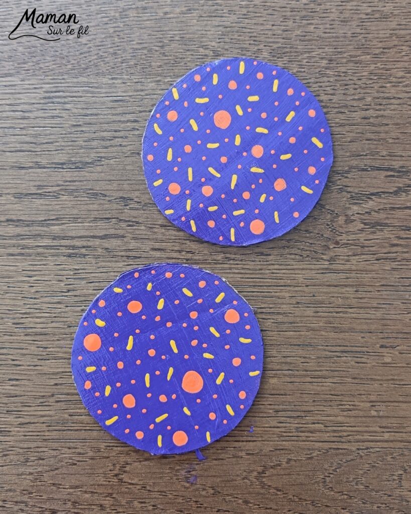 Fabriquer un petit tambourin avec du carton et des perles : activité créative, récup', peinture et manuelle enfants - Recyclage, surcyclage de carton - Cercles en carton , peinture et marqueurs Peinture pour la décoration - Crayon de couleur pour la poignée - Laine et perles en bois pour les percussions - Décoration DIY Fait maison - Arts visuels et Bricolage facile - Thème fête de la musique, instruments de musique, été - Bricolage et décoration sympa et facile - Arts visuels maternelle et élémentaire - Cycles 1 et 2 - Créativité - tutoriel photos et vidéos - mslf