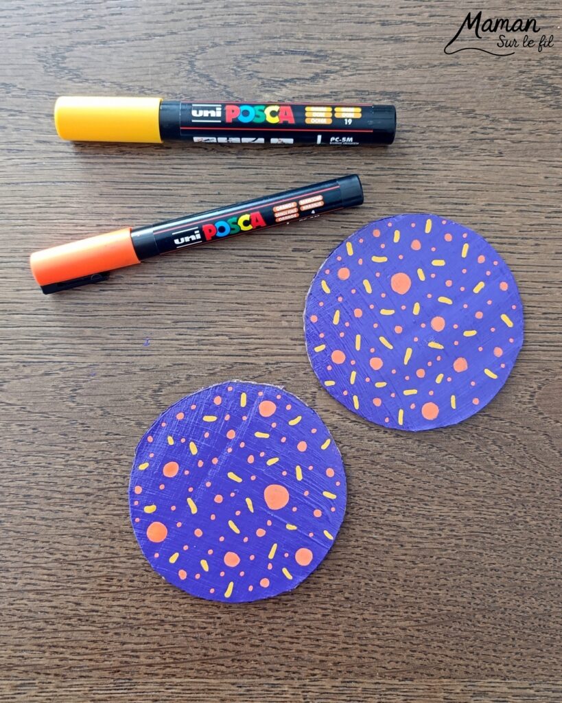 Fabriquer un petit tambourin avec du carton et des perles : activité créative, récup', peinture et manuelle enfants - Recyclage, surcyclage de carton - Cercles en carton , peinture et marqueurs Peinture pour la décoration - Crayon de couleur pour la poignée - Laine et perles en bois pour les percussions - Décoration DIY Fait maison - Arts visuels et Bricolage facile - Thème fête de la musique, instruments de musique, été - Bricolage et décoration sympa et facile - Arts visuels maternelle et élémentaire - Cycles 1 et 2 - Créativité - tutoriel photos et vidéos - mslf