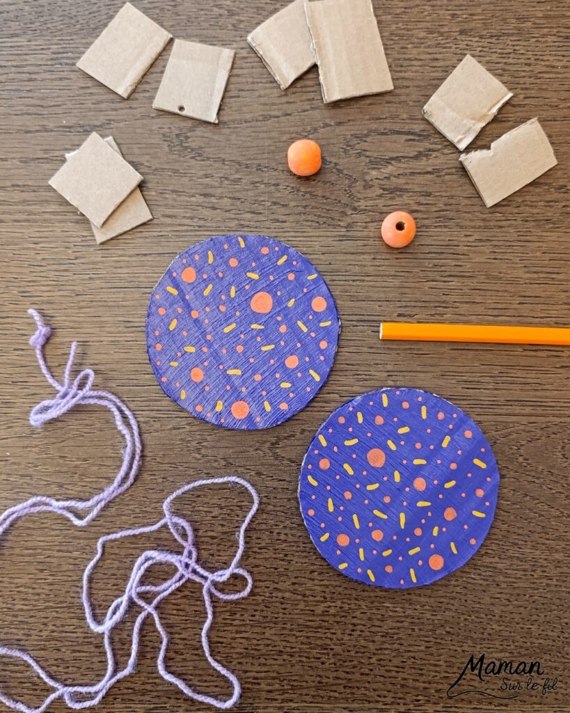 Fabriquer un petit tambourin avec du carton et des perles : activité créative, récup', peinture et manuelle enfants - Recyclage, surcyclage de carton - Cercles en carton , peinture et marqueurs Peinture pour la décoration - Crayon de couleur pour la poignée - Laine et perles en bois pour les percussions - Décoration DIY Fait maison - Arts visuels et Bricolage facile - Thème fête de la musique, instruments de musique, été - Bricolage et décoration sympa et facile - Arts visuels maternelle et élémentaire - Cycles 1 et 2 - Créativité - tutoriel photos et vidéos - mslf