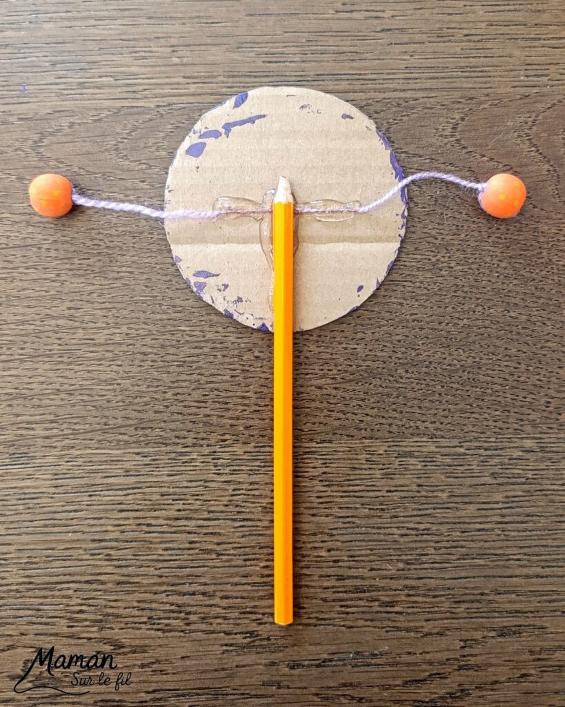 Fabriquer un petit tambourin avec du carton et des perles : activité créative, récup', peinture et manuelle enfants - Recyclage, surcyclage de carton - Cercles en carton , peinture et marqueurs Peinture pour la décoration - Crayon de couleur pour la poignée - Laine et perles en bois pour les percussions - Décoration DIY Fait maison - Arts visuels et Bricolage facile - Thème fête de la musique, instruments de musique, été - Bricolage et décoration sympa et facile - Arts visuels maternelle et élémentaire - Cycles 1 et 2 - Créativité - tutoriel photos et vidéos - mslf