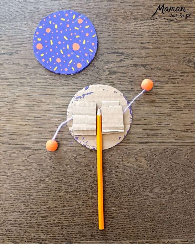 Fabriquer un petit tambourin avec du carton et des perles : activité créative, récup', peinture et manuelle enfants - Recyclage, surcyclage de carton - Cercles en carton , peinture et marqueurs Peinture pour la décoration - Crayon de couleur pour la poignée - Laine et perles en bois pour les percussions - Décoration DIY Fait maison - Arts visuels et Bricolage facile - Thème fête de la musique, instruments de musique, été - Bricolage et décoration sympa et facile - Arts visuels maternelle et élémentaire - Cycles 1 et 2 - Créativité - tutoriel photos et vidéos - mslf