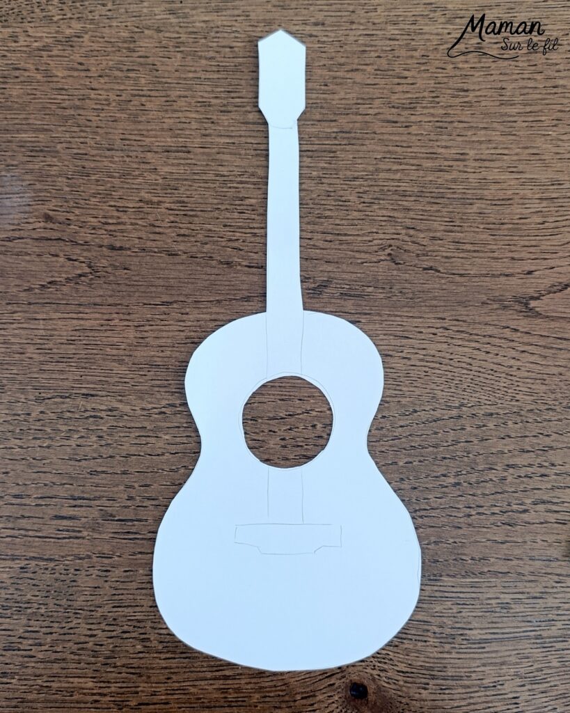 Créer des guitares en mosaïque de vieux calendriers : activité créative, récup' et manuelle enfants - Recyclage, surcyclage d'anciens calendriers, magazines ou prospectus publicitaires... - Découpage, collage pour effet mosaïque - Photos de chiens - Décoration DIY Fait maison - Arts visuels et Bricolage facile - Thème fête de la musique, instruments de musique, été - Bricolage et décoration sympa et facile - Arts visuels maternelle et élémentaire - Cycles 1 et 2 - Créativité - tutoriel photos - mslf