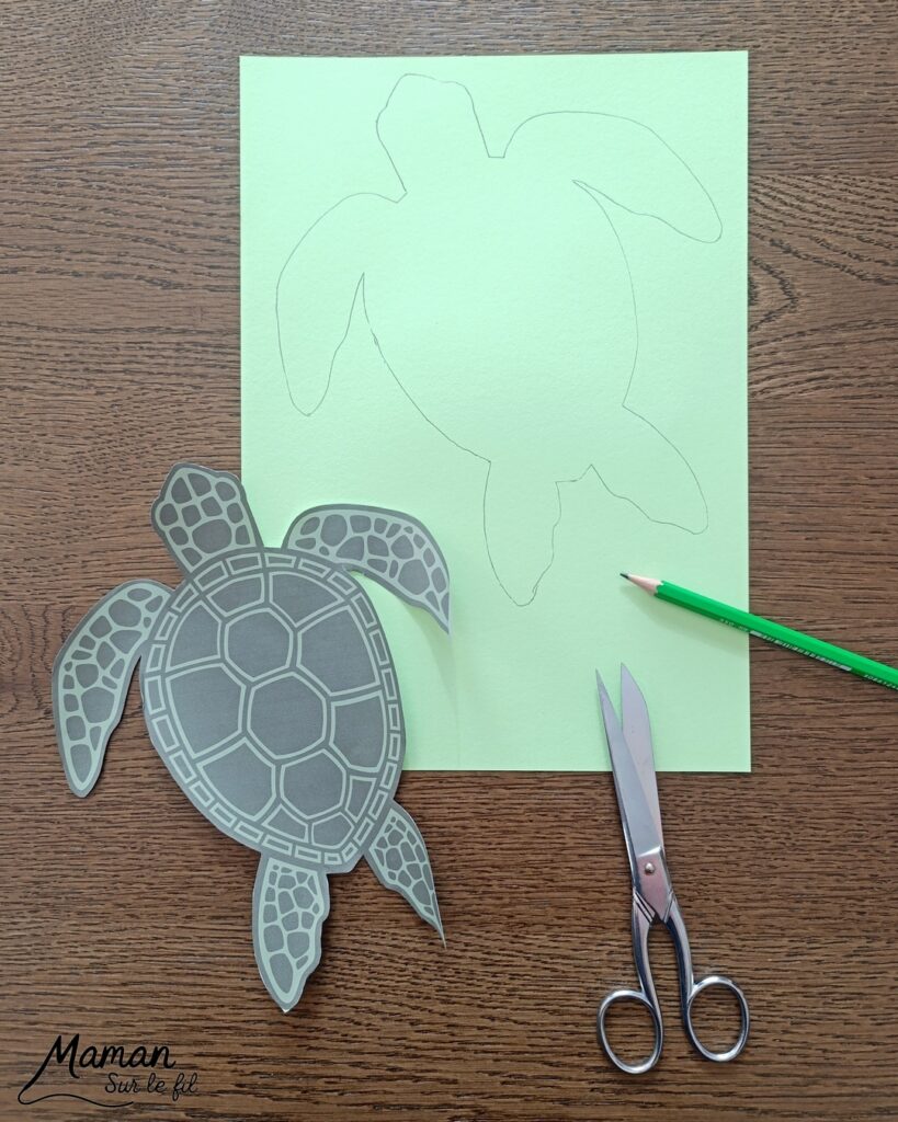 Peindre une tortue marine au pochoir : activité créative, peinture, dessin et manuelle enfants - Peinture aux tampons ronds avec pochoir, silhouette en papier - dégradé et nuances de bleu - Dessins et graphismes en noir pour le contraste - Activité détente, gestion du stress - Décoration DIY Fait maison - Arts visuels et Bricolage facile - Thème animaux marins, mer, océans, plage, été - Bricolage et décoration sympa et facile - Arts visuels maternelle et élémentaire, adultes - Cycles 1, 2, 3 et 4 - Créativité - tutoriel photos - mslf