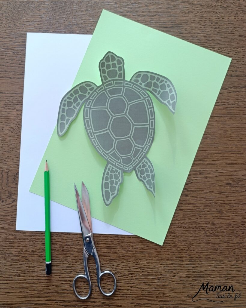Peindre une tortue marine au pochoir : activité créative, peinture, dessin et manuelle enfants - Peinture aux tampons ronds avec pochoir, silhouette en papier - dégradé et nuances de bleu - Dessins et graphismes en noir pour le contraste - Activité détente, gestion du stress - Décoration DIY Fait maison - Arts visuels et Bricolage facile - Thème animaux marins, mer, océans, plage, été - Bricolage et décoration sympa et facile - Arts visuels maternelle et élémentaire, adultes - Cycles 1, 2, 3 et 4 - Créativité - tutoriel photos - mslf