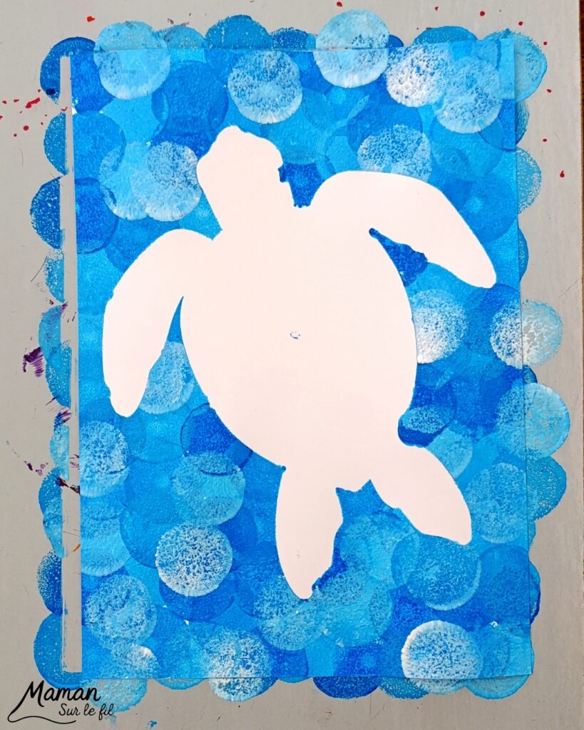 Peindre une tortue marine au pochoir : activité créative, peinture, dessin et manuelle enfants - Peinture aux tampons ronds avec pochoir, silhouette en papier - dégradé et nuances de bleu - Dessins et graphismes en noir pour le contraste - Activité détente, gestion du stress - Décoration DIY Fait maison - Arts visuels et Bricolage facile - Thème animaux marins, mer, océans, plage, été - Bricolage et décoration sympa et facile - Arts visuels maternelle et élémentaire, adultes - Cycles 1, 2, 3 et 4 - Créativité - tutoriel photos - mslf