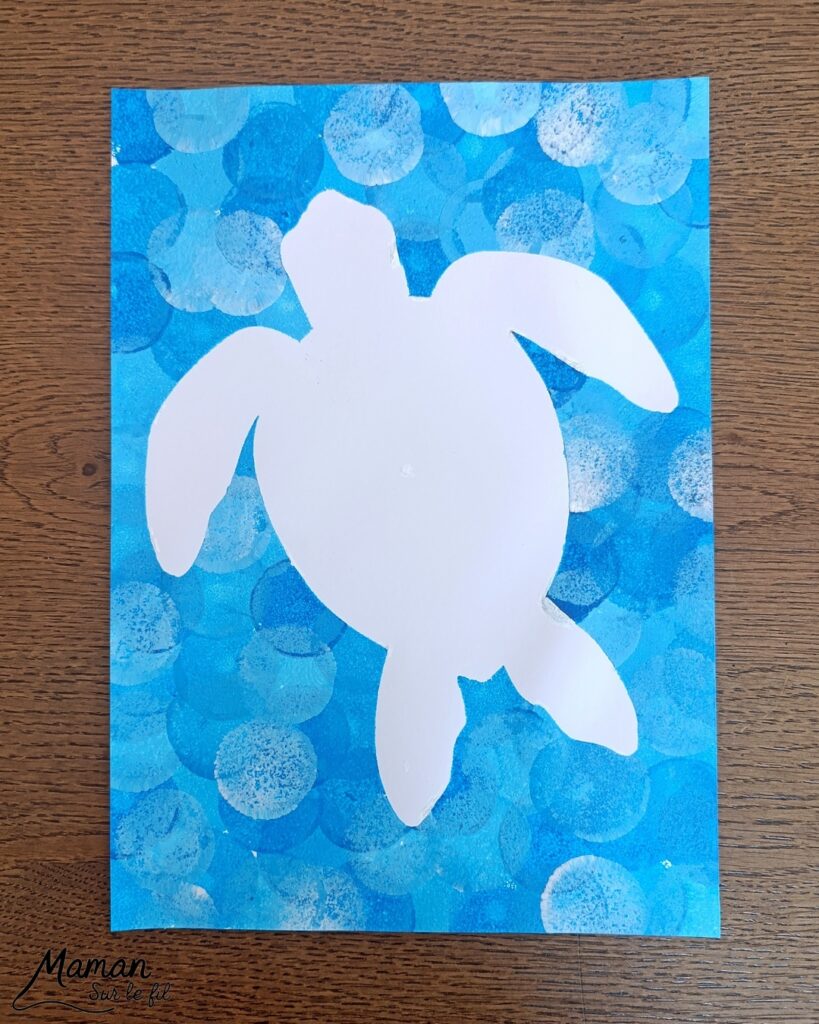 Peindre une tortue marine au pochoir : activité créative, peinture, dessin et manuelle enfants - Peinture aux tampons ronds avec pochoir, silhouette en papier - dégradé et nuances de bleu - Dessins et graphismes en noir pour le contraste - Activité détente, gestion du stress - Décoration DIY Fait maison - Arts visuels et Bricolage facile - Thème animaux marins, mer, océans, plage, été - Bricolage et décoration sympa et facile - Arts visuels maternelle et élémentaire, adultes - Cycles 1, 2, 3 et 4 - Créativité - tutoriel photos - mslf