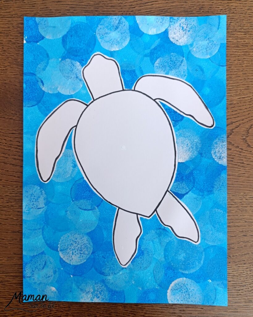 Peindre une tortue marine au pochoir : activité créative, peinture, dessin et manuelle enfants - Peinture aux tampons ronds avec pochoir, silhouette en papier - dégradé et nuances de bleu - Dessins et graphismes en noir pour le contraste - Activité détente, gestion du stress - Décoration DIY Fait maison - Arts visuels et Bricolage facile - Thème animaux marins, mer, océans, plage, été - Bricolage et décoration sympa et facile - Arts visuels maternelle et élémentaire, adultes - Cycles 1, 2, 3 et 4 - Créativité - tutoriel photos - mslf