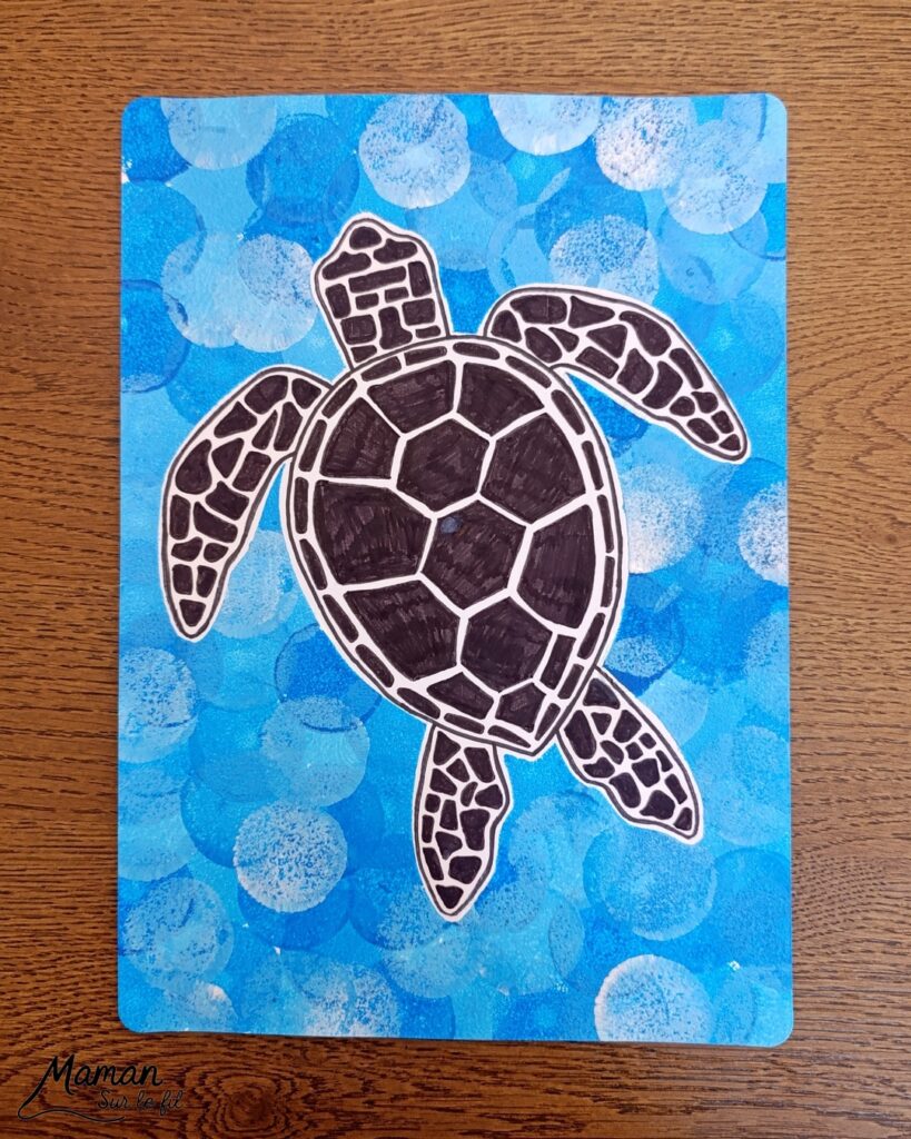 Peindre une tortue marine au pochoir : activité créative, peinture, dessin et manuelle enfants - Peinture aux tampons ronds avec pochoir, silhouette en papier - dégradé et nuances de bleu - Dessins et graphismes en noir pour le contraste - Activité détente, gestion du stress - Décoration DIY Fait maison - Arts visuels et Bricolage facile - Thème animaux marins, mer, océans, plage, été - Bricolage et décoration sympa et facile - Arts visuels maternelle et élémentaire, adultes - Cycles 1, 2, 3 et 4 - Créativité - tutoriel photos - mslf